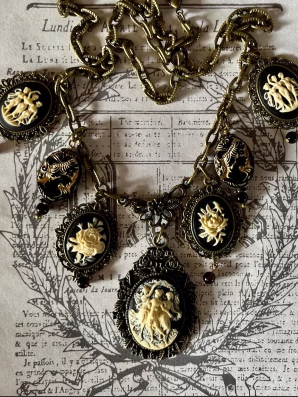 🆕 Victorian Gothic - Vintage Cameo - Statement Necklace - Cream on Bronze